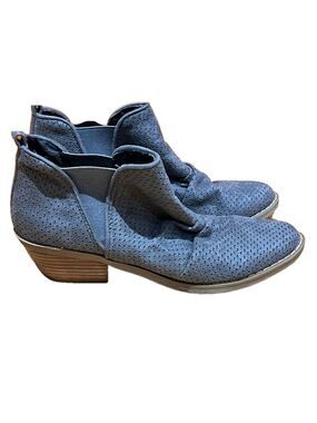 Report Women's Gray Booties